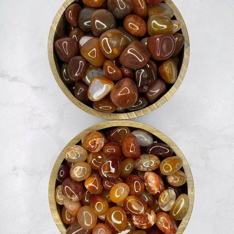 نمای نزدیک رگه های طبیعی سنگ تامبل عقیق سرخ